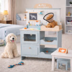 Детска Ветеринарна Клиника Играчка GINGER HOME – Дървен Ветеринарен Център с Аксесоари и Плюшено Куче, 89×57×30 см - Image 16